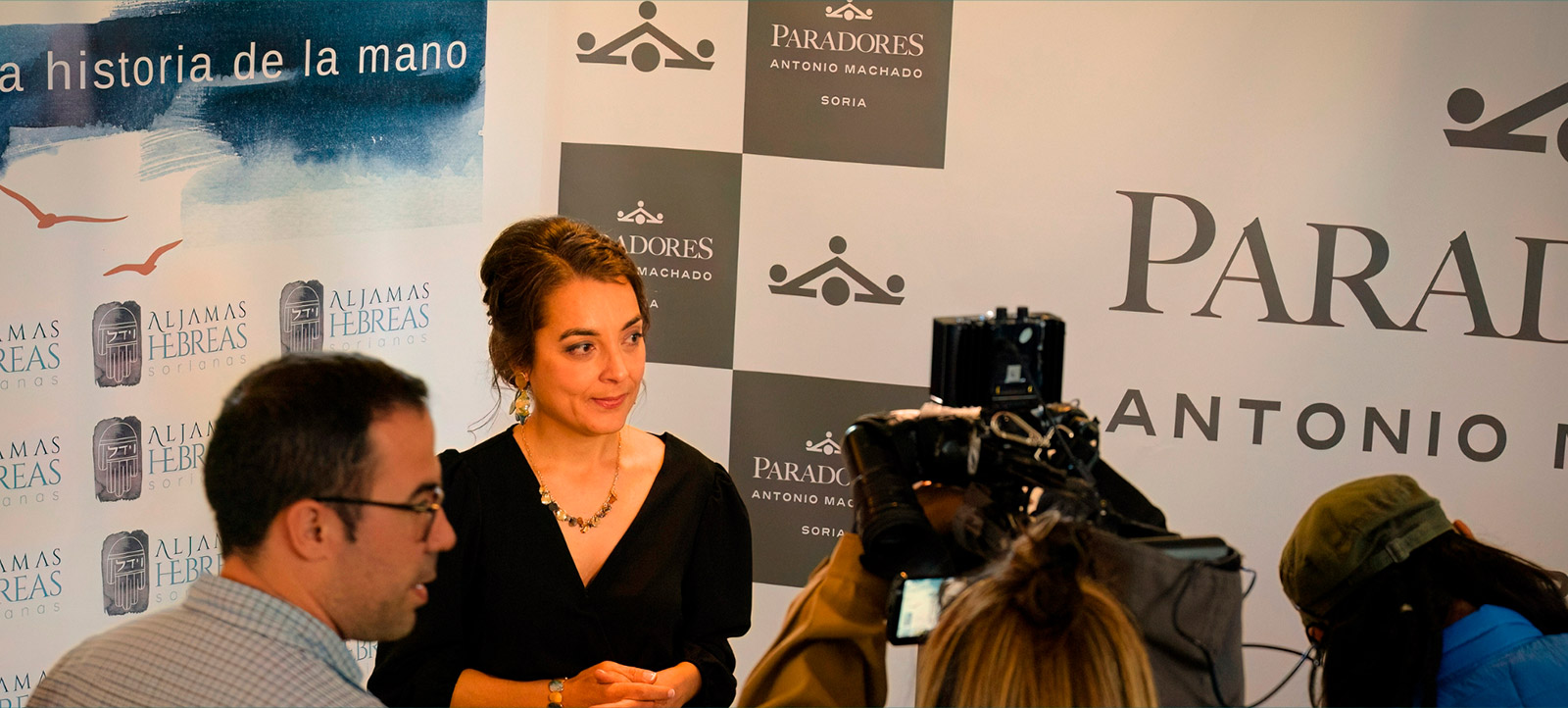 Marisol Encinas atendiendo a los medios en la presentación de las Aljamas Hebreas Sorianas, en el Parador Antonio Machado de Soria
