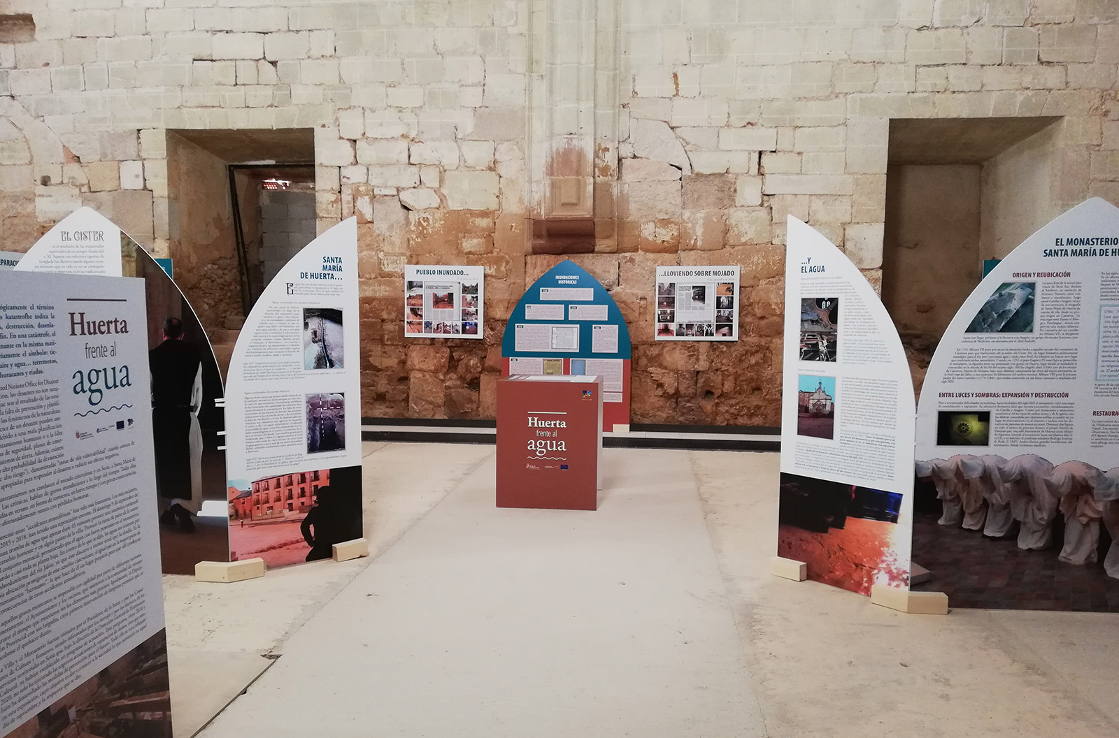 Montaje de la exposición «Huerta frente al agua» en el monasterio de Santa María de Huerta