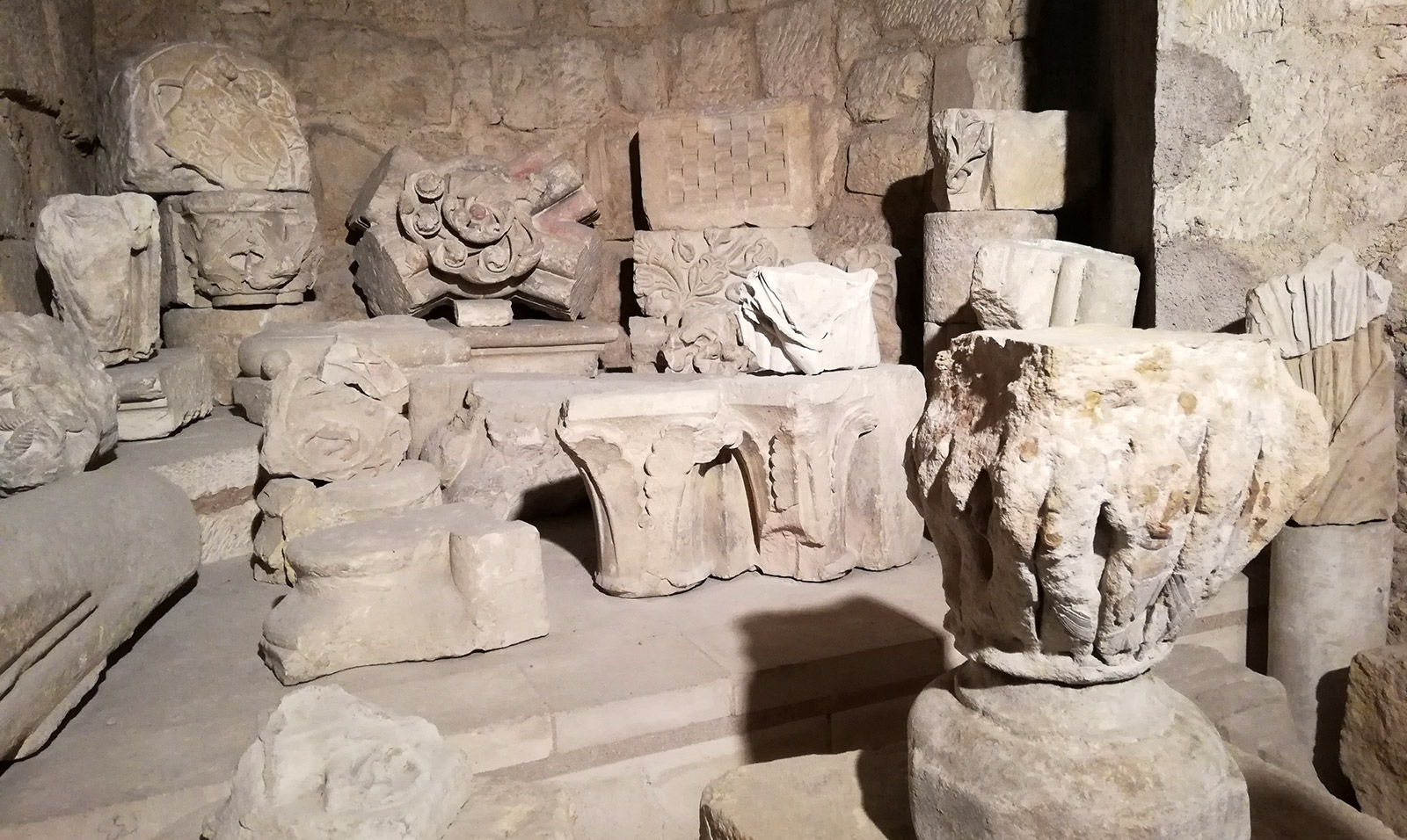 Capiteles y piezas de piedra románicas conservadas en un almacén de patrimonio