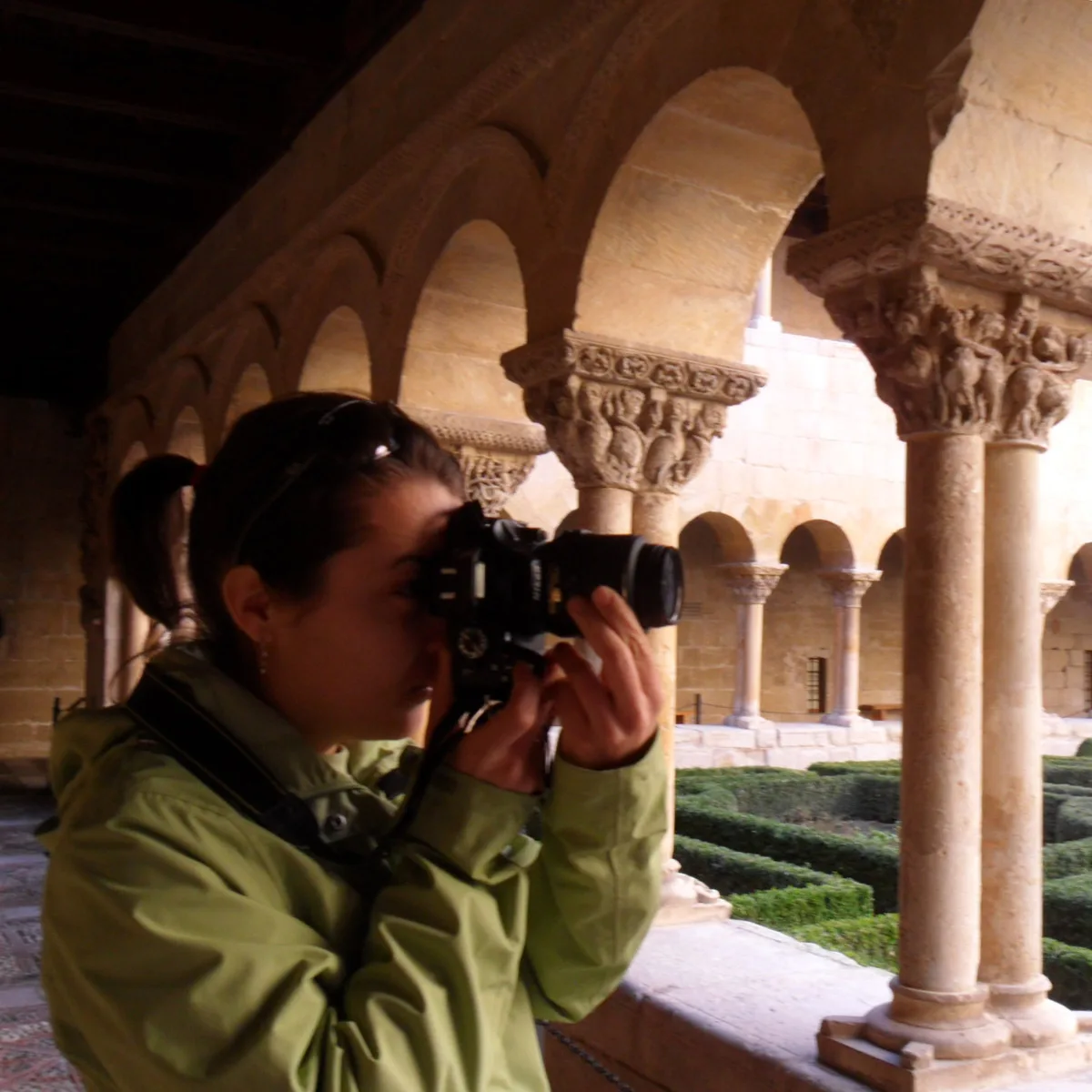 Marisol Encinas fotografiando los capiteles de un claustro románico
