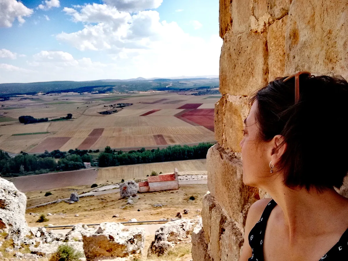 Marisol Encinas contemplando el paisaje desde un enclave histórico soriano