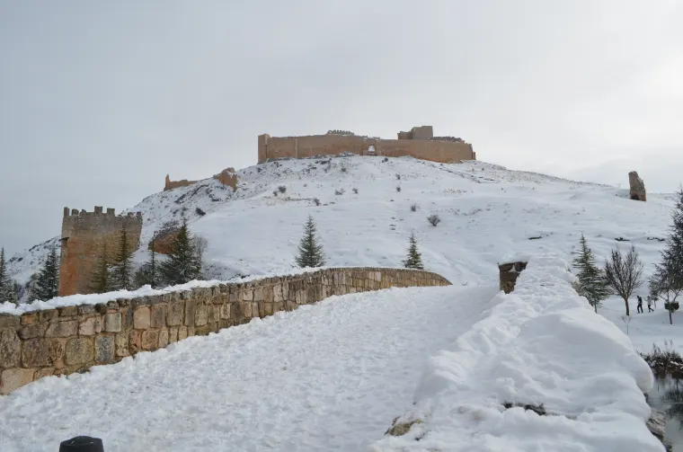 El castillo de Osma con nieve, en la provincia de Soria