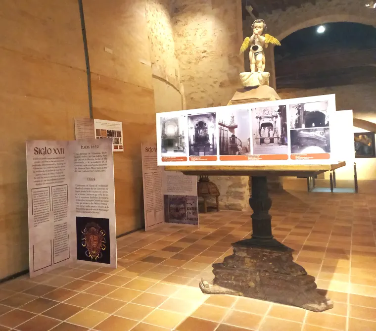 Montaje de una exposición de contenido histórico